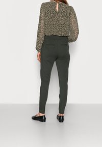 Vero Moda Tall Jogginghose - khaki