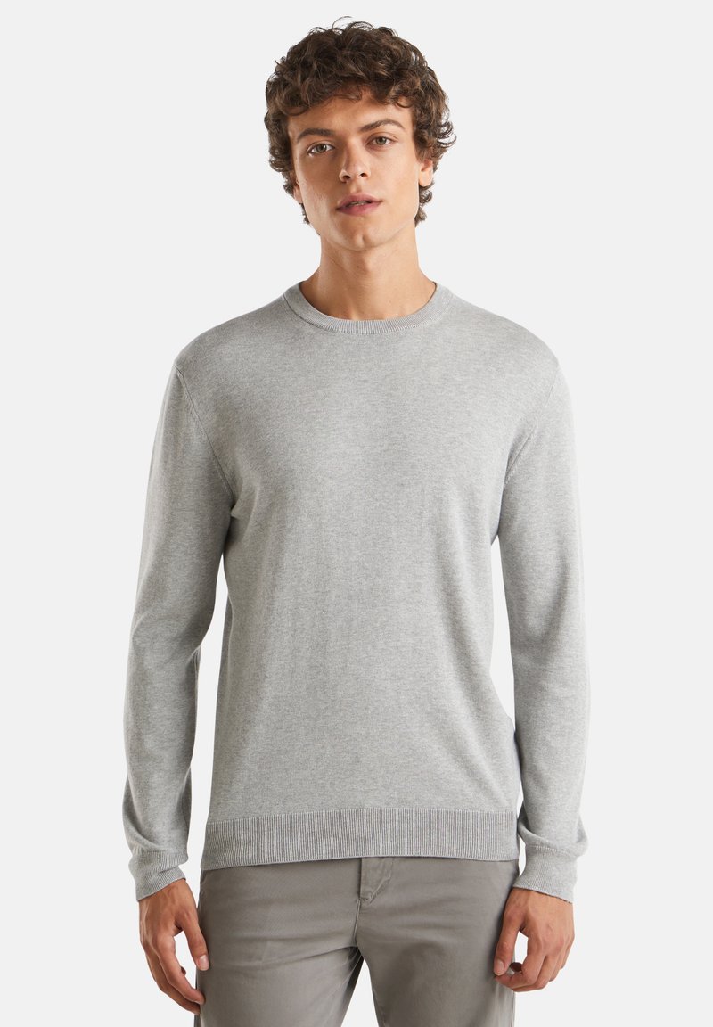 Maglione grigio lavorato a maglia con scollo rotondo, maniche lunghe e polsini e orlo a costine. Realizzato in un tessuto morbido e liscio.