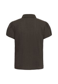 Blouse marron foncé à manches courtes avec des rayures verticales texturées subtiles et un col classique, vue de dos.