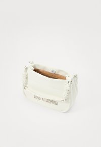 Bela sintetična torba z vozlanimi naramnicami, kovinskim dodatkom v zlati barvi in embosiranim logotipom "LOVE MOSCHINO" na sprednji strani. Obložena notranjost z žepom na zadrgo.
