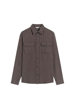 Brąsowa koszula z długim rękawem, zapinana na guziki, z dwoma kieszeniami na klatce piersiowej zapinanymi na guziki oraz klasycznym kołnierzykiem, ułożona na białym tle.