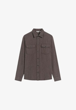 Brąsowa koszula z długim rękawem, zapinana na guziki, z dwoma kieszeniami na klatce piersiowej zapinanymi na guziki oraz klasycznym kołnierzykiem, ułożona na białym tle.