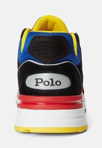 Svart sneaker med en strukturerad häl, blå och gula accenter, röd mellansula och en silverfärgad "Polo"-logotyp på baksidan.