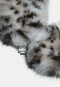 Leopard-mønster faux fur tørklæde med blød, fluffy tekstur; har grå, sort og tan farver; afsluttet med en sølv hardware accent.