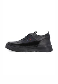 Czarne sneakersy z gładką cholewką ze skóry i zamszu, kontrastujące faktury, płaskie sznurówki, kolorowe akcenty po bokach oraz wyściełana gumowa podeszwa.
