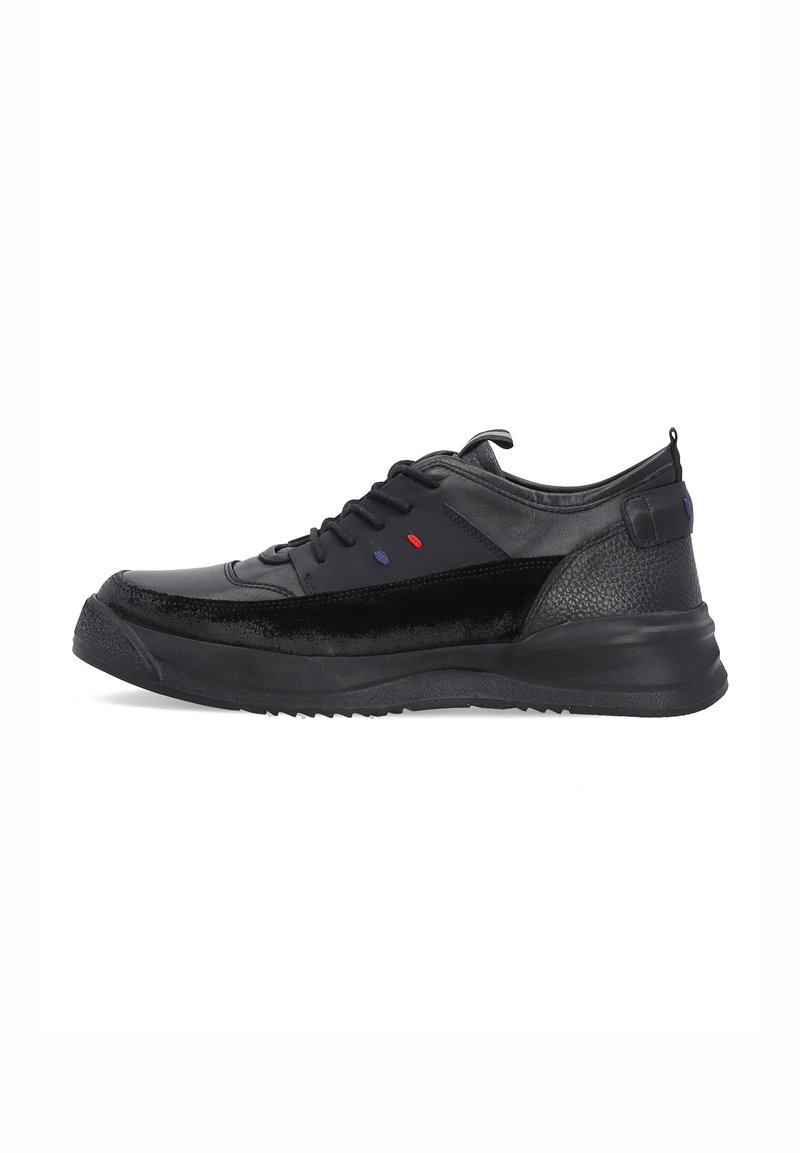 Czarne sneakersy z gładką cholewką ze skóry i zamszu, kontrastujące faktury, płaskie sznurówki, kolorowe akcenty po bokach oraz wyściełana gumowa podeszwa.