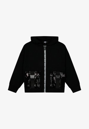Veste noire à capuche avec fermeture éclair frontale présentant le logo DKNY répété et deux poches avant ornées de sequins et de lanières noires avec boucle.