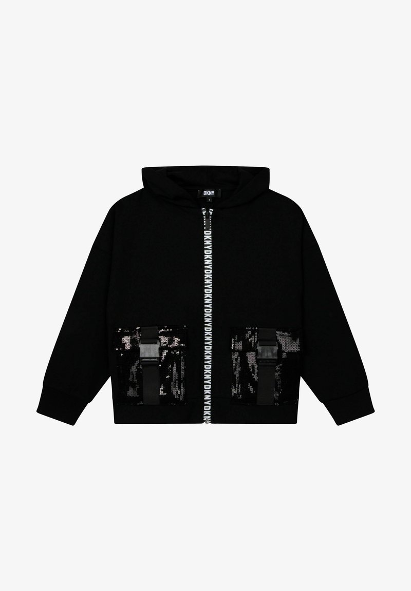 Veste noire à capuche avec fermeture éclair frontale présentant le logo DKNY répété et deux poches avant ornées de sequins et de lanières noires avec boucle.