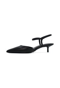 Scarpa slingback nera con punta affusolata e tacco sottile. Realizzata in pelle liscia, presenta una cintura minimalista e un design elegante.