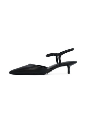 Scarpa slingback nera con punta affusolata e tacco sottile. Realizzata in pelle liscia, presenta una cintura minimalista e un design elegante.