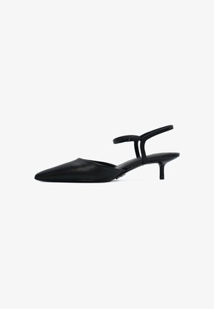 Zwarte slingback schoen met een puntige neus en een dunne hak. Gemaakt van soepel leer, met een minimalistische band en een strakke uitstraling.