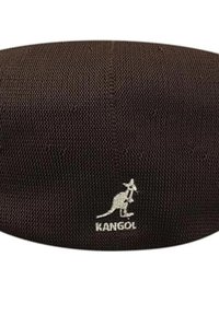Brun Kangol-keps i texturerat tyg, med rundad form och en broderad kängurulogga i silver.