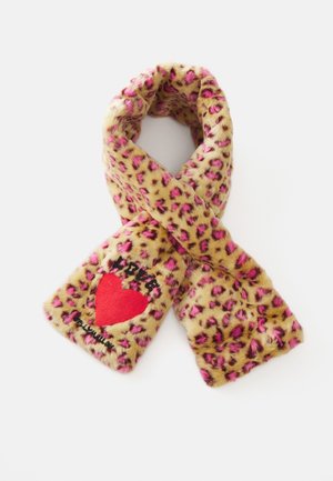Patted leopardskinns faux fur-sjal med rosa aksenter; har broderte røde hjerter og svart tekst som sier "KJÆRLIGHET." Myk tekstur og varm design.