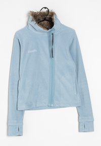 Giacca in pile azzurro chiaro con cappuccio foderato in pelliccia sintetica, chiusura frontale con zip, logo "Bench." ricamato e due tasche laterali.