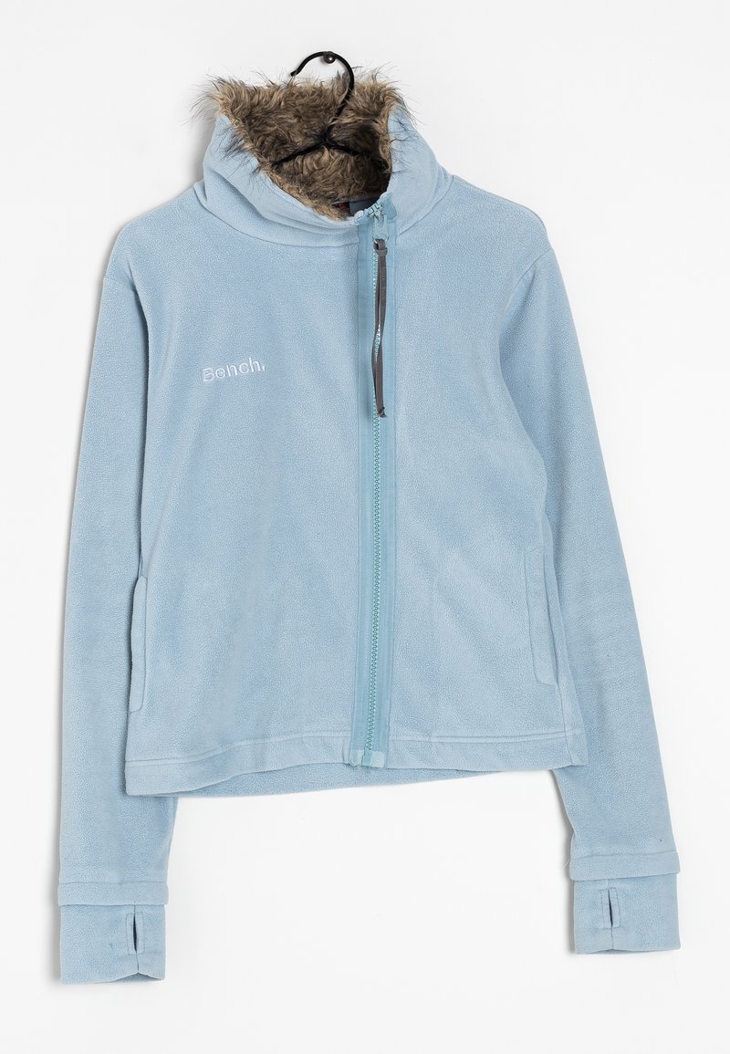 Giacca in pile azzurro chiaro con cappuccio foderato in pelliccia sintetica, chiusura frontale con zip, logo "Bench." ricamato e due tasche laterali.