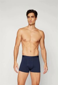 Tamnoplave bokserice napravljene od mekanog materijala, s glatkim pojasom, uskim fitom i klasičnim dizajnom bez uzoraka ili logotipa.