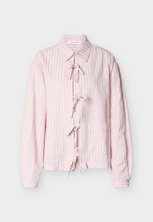 Hellrosa Hemdjacke aus strukturiertem Stoff mit Kragen, vorderen Bindebändern und zwei Taschen.