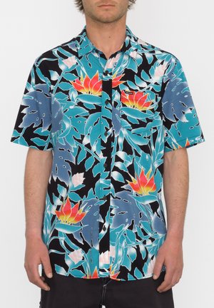 Chemise à manches courtes avec boutons en tissu bleu présentant un motif floral vibrant en rose, orange et vert. Comprend une poche poitrine.