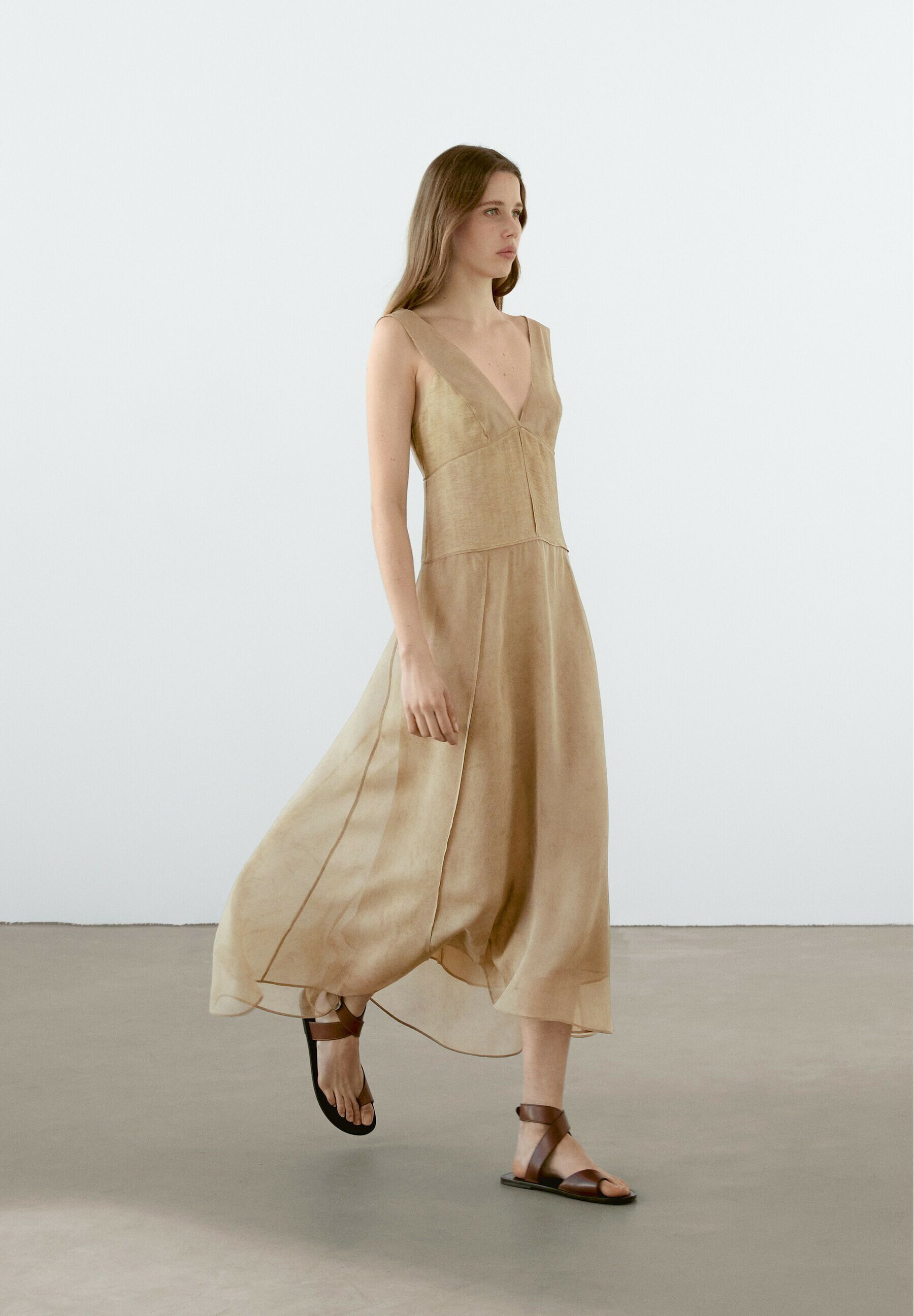Massimo Dutti LONG FLOWING V-NECK - Maxi dress - sand