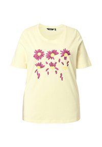 Żółta bawełniana koszulka z okrągłym dekoltem, ozdobiona różowo-białymi kwiatowymi nadrukami ułożonymi w kaskadowy wzór na przedzie.