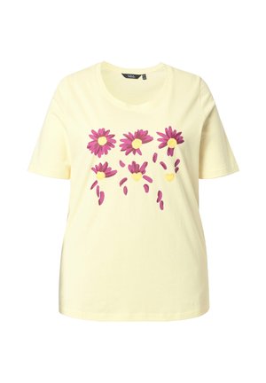 Żółta bawełniana koszulka z okrągłym dekoltem, ozdobiona różowo-białymi kwiatowymi nadrukami ułożonymi w kaskadowy wzór na przedzie.