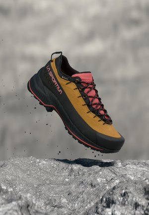 La Sportiva, TX4 EVO WOMAN GTX - Обувки за туризъм - wood/mineral red
