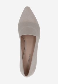 Puntige schoen in beige suède met een stofband over de wreef. Gladde textuur met een lage snit en binnenzool met branding.