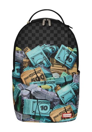Zaino con motivo a scacchi nero e grigio sulla parte superiore, coperto da pile e mazzetti di soldi Monopoly colorati in blu, viola, verde e beige.