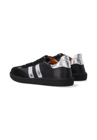 Sorte sneakers med sølvaccenter, der har en glat læderoverdel, ruskind toe cap og gummisål; klassisk snørebåndsdesign.