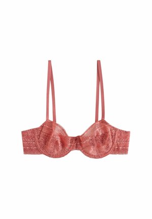 Różowy biustonosz z koronki z fiszbinami, wzorem kwiatowym i regulowanymi cienkimi ramiączkami na białym tle.