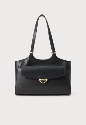 Saco tote sintético preto com alças de ombro planas, um bolso com aba na frente e um fecho em forma de coração dourado com "LOVE MOSCHINO" gravado.