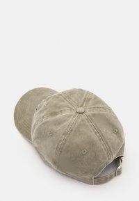 Oliva zöld corduroy baseball sapka, puha tapintású, ívelt árnyékolóval, hátul állítható pánttal, hat paneles kialakítás varrási részletekkel.