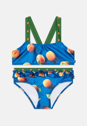Blå to-delt badetøy med fersken mønster, grønne stjerner på stroppene og en rynket midje på bikini-buksen.