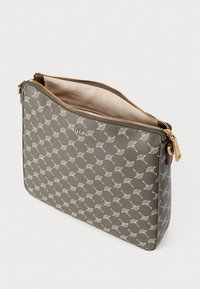 Saco t�êxtil cinza com padronagem branca, hardware dourado, fecho de zip, e um interior espaçoso. Apresenta uma textura suave e uma forma estruturada.