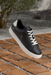 Tommy Hilfiger - ESSENTIAL COURT - Trainers - black Thumbnail Image 1