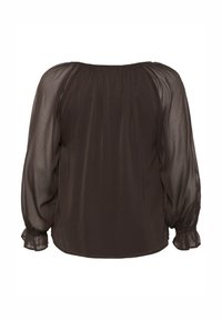 Blusa transparente de color marrón oscuro con mangas largas abullonadas y puños elásticos fruncidos, que presenta un ajuste holgado y un escote fruncido.
