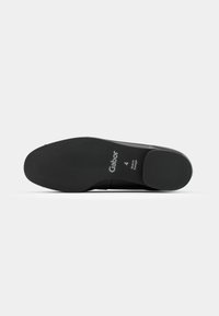 Semelle en caoutchouc noir avec une surface antidérapante texturée, présentant un talon arrondi. Marque "Gabor" et informations sur la taille embossées sur la surface.