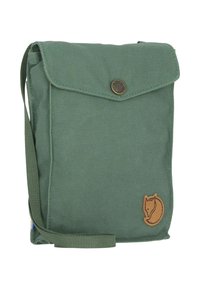 Zelená plátěná taška s klopou, zajištěná bronzovým patentním knoflíkem, s hnědým vyšívaným logem lišky. Obsahuje látkový řemínek.