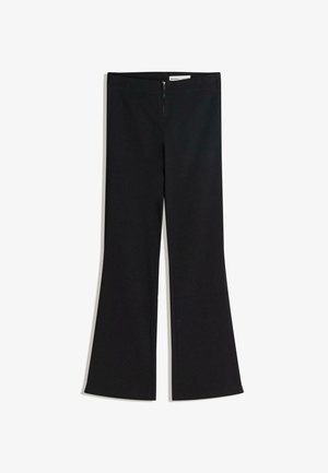 Zwarte high-waist broeken met ritssluiting aan de voorkant en een lichte flare bij de benen, plat gelegd op een witte achtergrond.