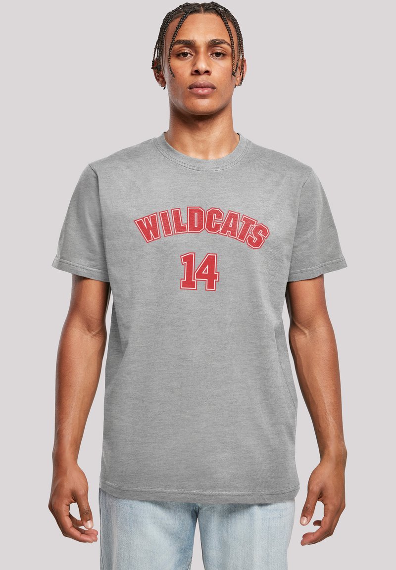 Pilkas medvilninis marškinėliai su raudonu užrašu "WILDCATS" arkine forma virš antrojo numerio "14" drąsiu šriftu. Trumpomis rankovėmis, apvaliu iškirpimu, laisvai krintantis siluetas.
