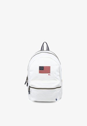 Zaino bianco con dettagli blu navy, presenta una bandiera americana ricamata e il logo "RL". Include una tasca frontale con zip e spallacci regolabili.