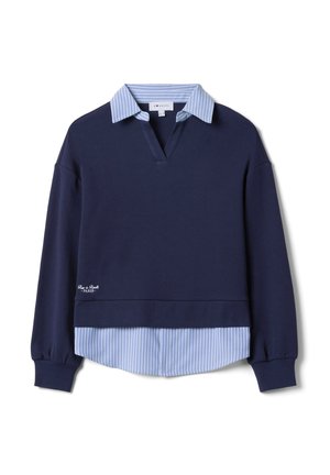 Dunkelblauer Pullover mit V-Ausschnitt und langen Ärmeln, mit einem blau-weiß gestreiften Hemdsaum und einem Logo unten links.