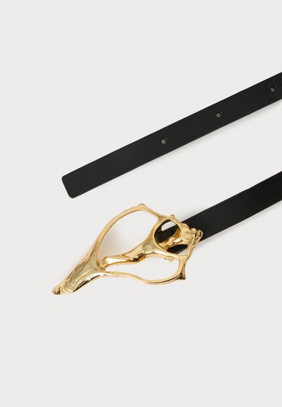 Ceinture en cuir noir avec une boucle abstraite et brillante en or présentant un design organique et fluide ajouré.