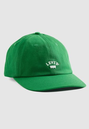 Casquette de baseball verte en coton avec un bord courbé, arborant un logo brodé "LEVI'S" en blanc sur le devant et des trous de ventilation sur le dessus.