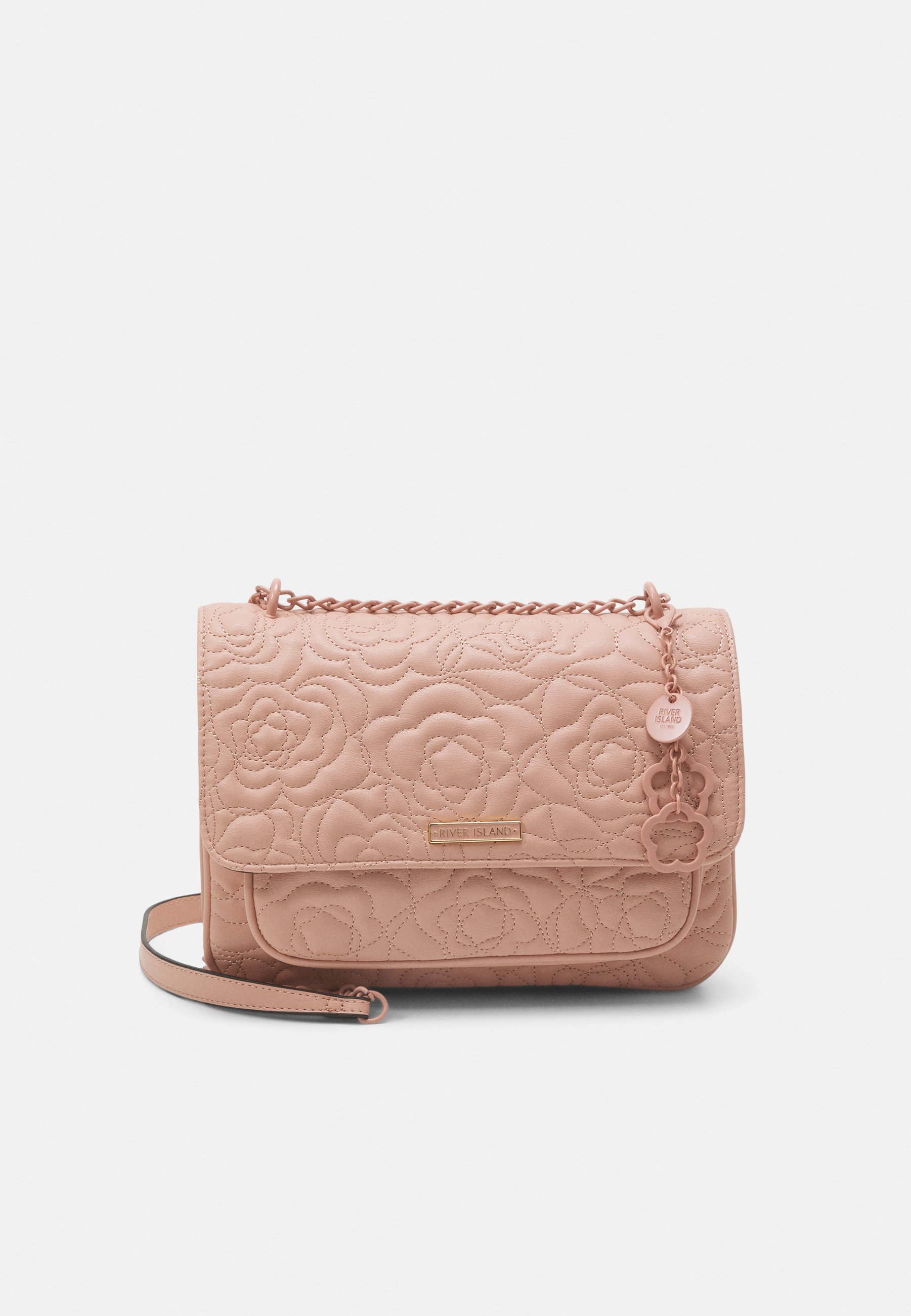 Un sac à main rose foncé avec une rose pour un look glamour Un sac à main rose foncé avec une rose pour un look glamour