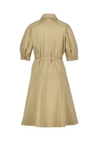 Beige, taillierter, knielanger Kleid aus leichtem Stoff, mit einem Gürtel in der Taille, Puffärmeln und einem kragenförmigen Ausschnitt.