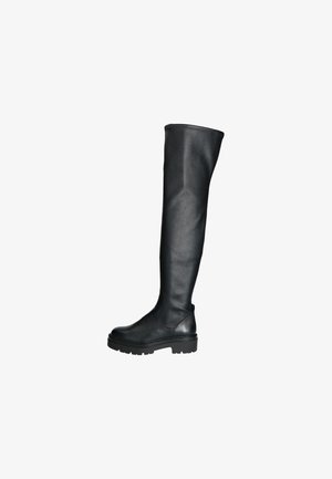 Bottes noires en cuir montant jusqu'au genou avec une semelle épaisse et un bout arrondi, vues de profil sur un fond blanc.