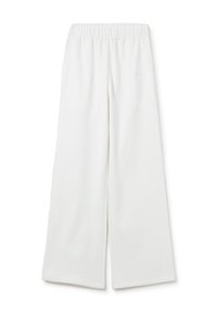 Witte wijde broekspijpen van zachte stof, met een elastische tailleband en een subtiel logo aan de voorkant. Glad textuur, ontspannen pasvorm.