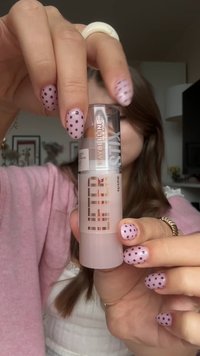 Maybelline Lifter Stix i ett klart rör med botten i frostigt rosa. Har en gyllene logotyp och en utdragbar topp. Nagellack med lavendel och svarta prickar.