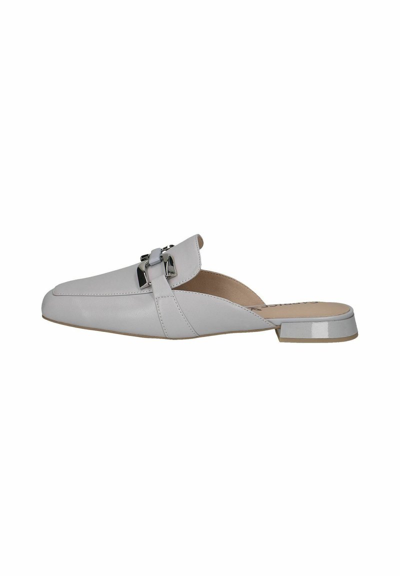 Scarpa slip-on in pelle grigia con punta affilata, design minimalista, dettagli in metallo argentato e tacco basso e lucido.